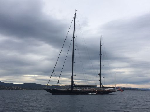 vor Anker liegend